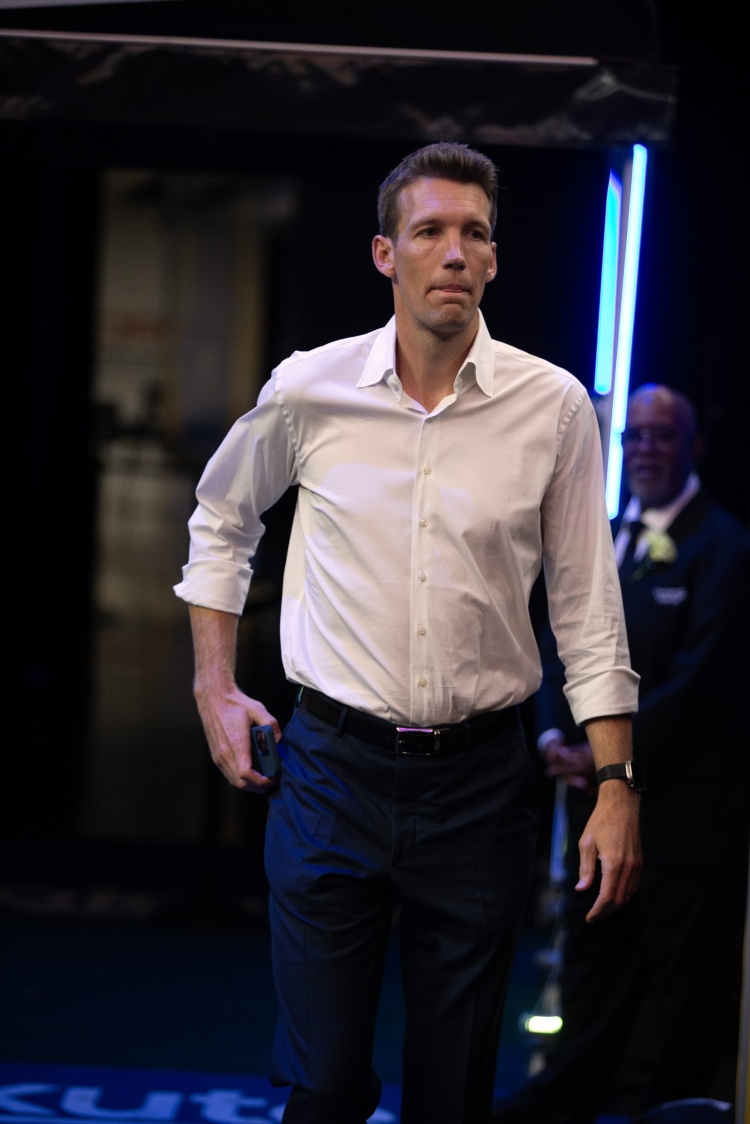 不補(bǔ)強(qiáng)中鋒？鄧?yán)S：我們很小心 不想引進(jìn)無(wú)法適應(yīng)球隊(duì)的大個(gè)子